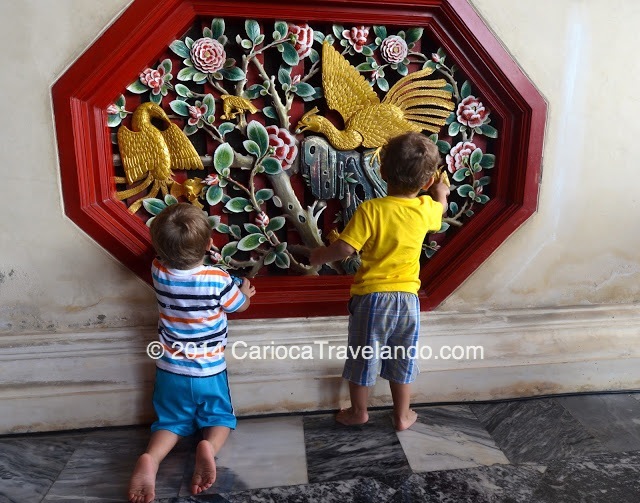 Os meninos encantados com a obra de arte dentro do Wehart Chamrun 
