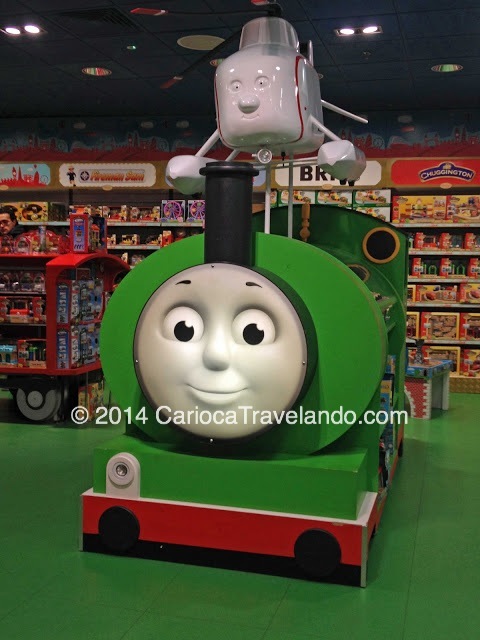 Uma parte da loja totalmente dedicada a série "Thomas and His Friends"  Na foto "Percy" e "Harold" :)