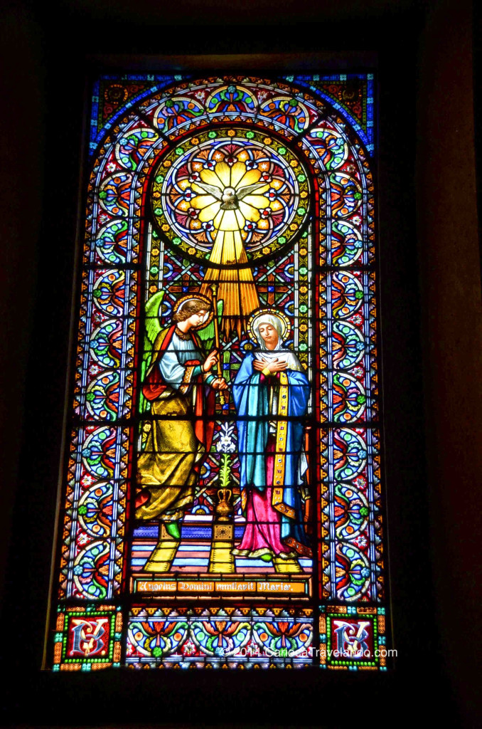 Belíssimos vitrais na parte interior do Santuário